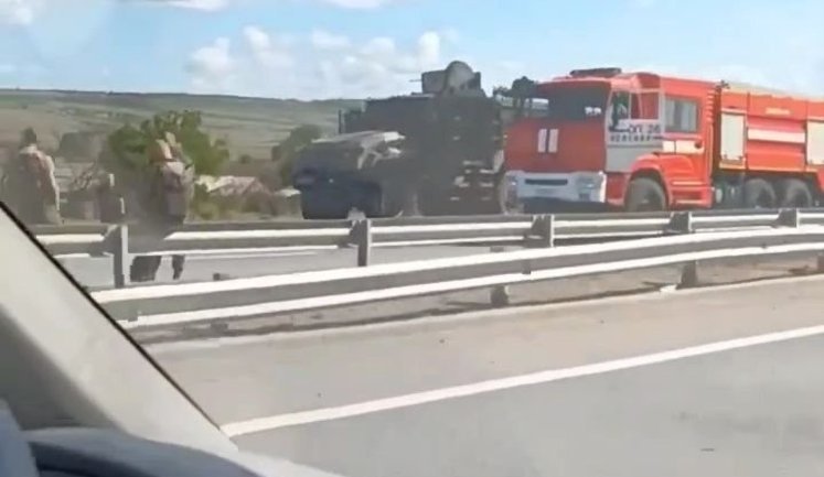 Россиянин снял на видео уничтоженный "Бук-М3" стоимостью $50 млн, который остался на обочине дороги на Луганщине. ВИДЕО