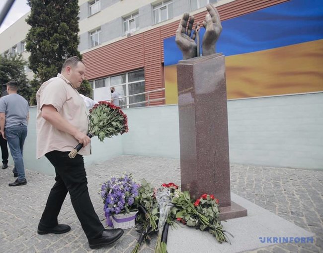 Памятник медикам, умершим от COVID-19, открыли в Киеве 07