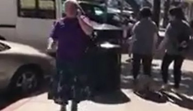 "Коля, звони в полицию! На 17-й авеню снова висит путинская кагэбэшная тряпка! Напротив русского магазина", - конфликт в Сан-Франциско из-за "георгиевской ленты". ВИДЕО