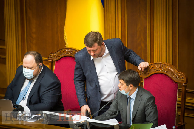 Предвыборные страсти в партийных чатах, красное платье Пидласой и фотопоказ от Янченко, - работа Рады 14 июля 18