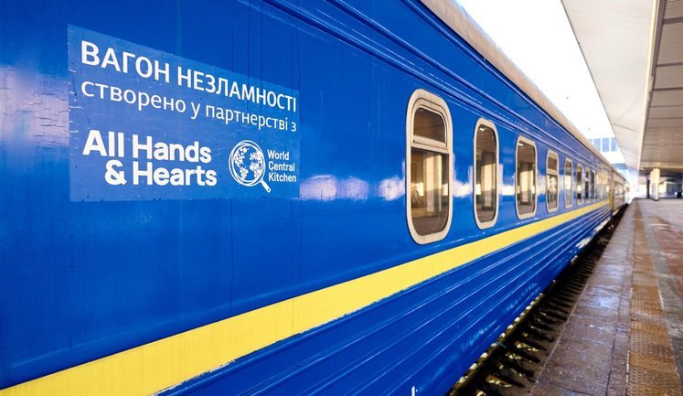 "Укрзалізниця" обладнала 100 вагонів як мобільні хаби обігріву, зв’язку та дозвілля. ФОТОрепортаж