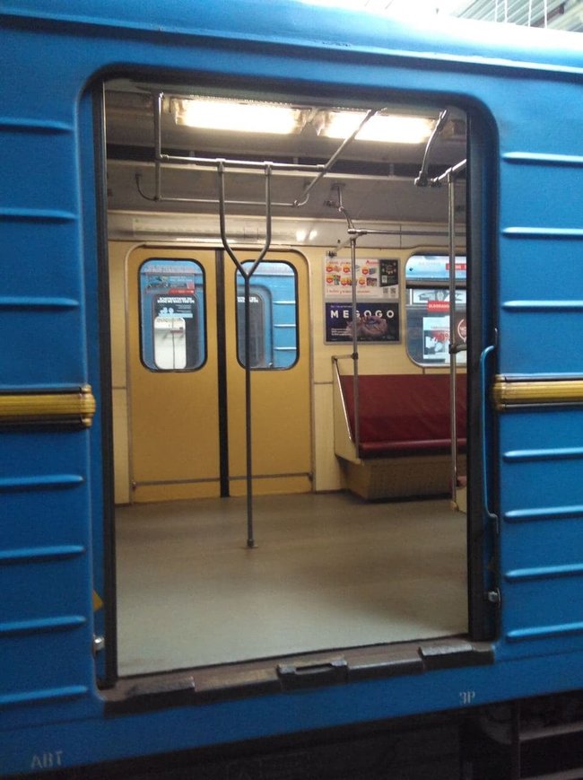 Вагон із вертикальними поручнями запустили в київській підземці 01