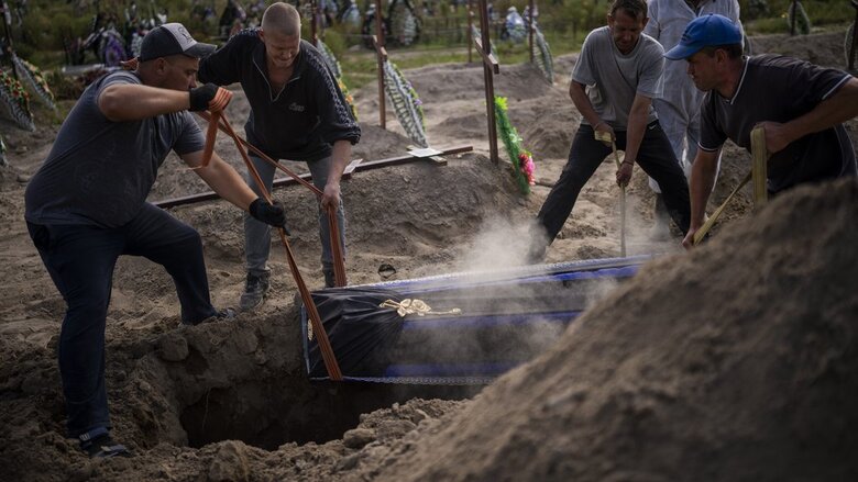 В Буче похоронили 13 убитых во время оккупации людей, тела которых никто не забрал 01 В Буче похоронили 13 убитых во время оккупации людей, тела которых никто не забрал 01