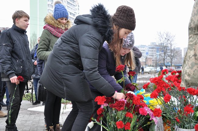 Учасники АТО та мешканці Києва поклали на Троєщині квіти до памятника Воїну-добровольцю 31