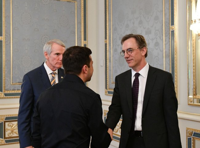 Zelenskyi meets US senator, discuss Donbas, parliamentary elections 01