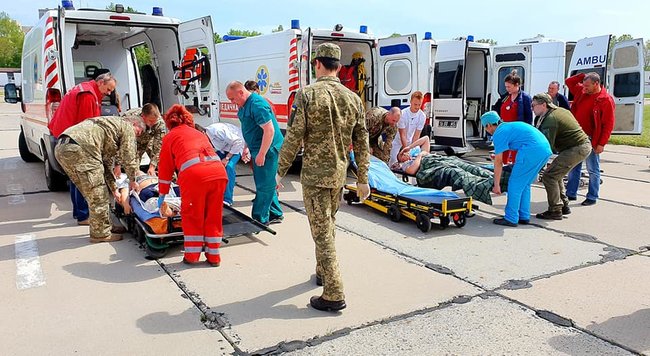 В Одесу літаком доставили 12 поранених військовослужбовців, пятеро - у важкому стані, - волонтер Танцюра 09
