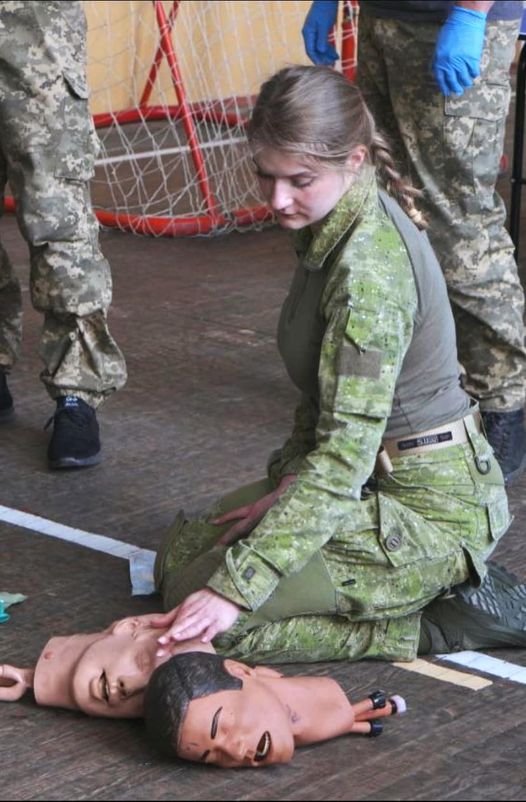 Марія Назарова: Що робити, якщо хочеш бути воєнним медиком? Стати класною частиною підрозділу, вміти робити все те саме, що і решта бійців. І почати підготовку з домедичної допомоги, поступово додаючи нові навички 04