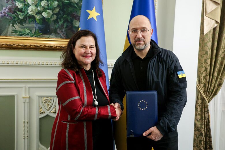 Ukraine received report from European Commission with recommendation to start negotiations on joining the EU 01