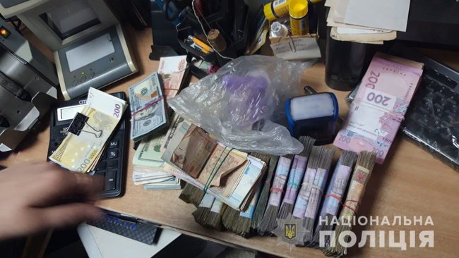 Фальшивые деньги сбывались через пункты обмена валют на Харьковщине, - Нацполиция 01