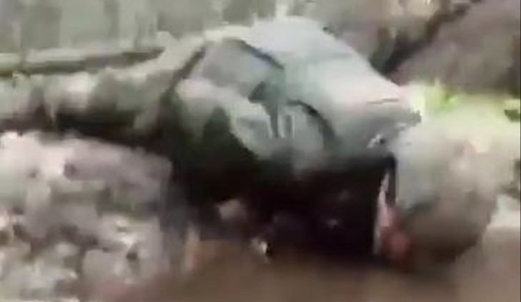Российские оккупанты пьют воду из лужи: "Свиньи на водопое". ВИДЕО