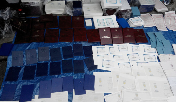 У Києві викрито підпільну друкарню, яка виготовляла терористам фальшиві документи, - СБУ. ФОТОрепортаж