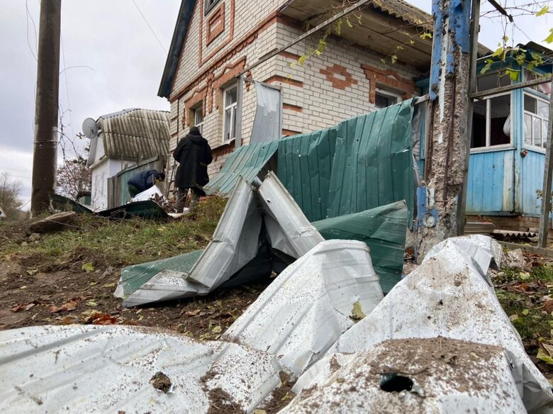 Унаслідок ранкового обстрілу Хотінської громади Сумщини пошкоджено 5 приватних будинків, бібліотеку, амбулаторію, аргопідприємство 01