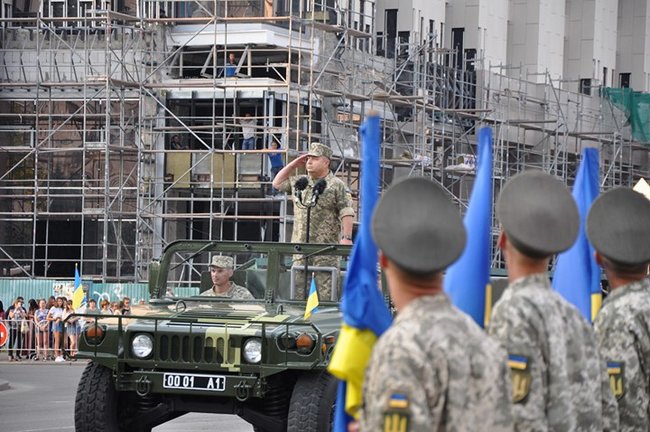 Від Точки-У до Джавелінів: вражаючі кадри 250 одиниць бойової техніки на Хрещатику 08