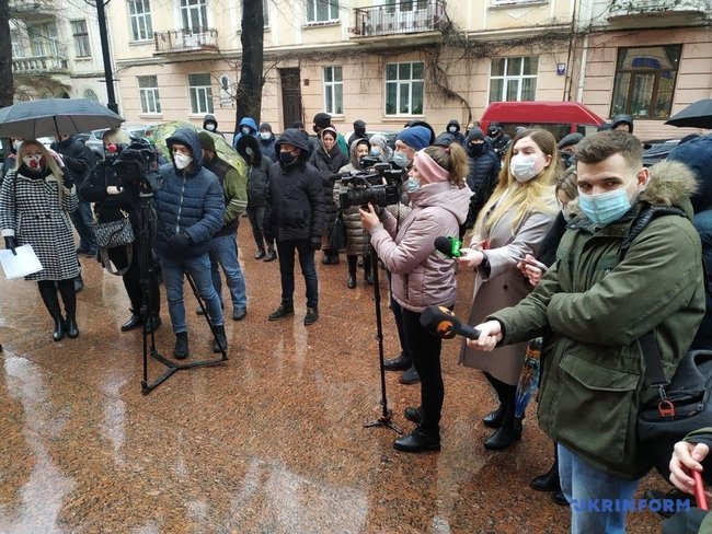 Підприємці пікетують Чернівецьку ОДА, виступаючи проти запровадження карантину червоної зони 06