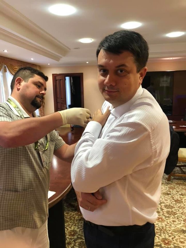 Слуги народу на чолі з Разумковим зробили щеплення від дифтерії 01
