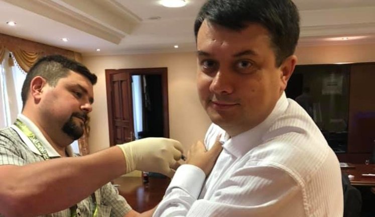 "Слуги народу" на чолі з Разумковим зробили щеплення від дифтерії. ФОТО