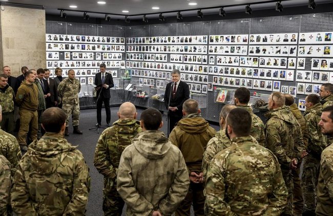 Порошенко нагородив воїнів Української добровольчої армії в Дніпрі: Вони стали на захист свободи і незалежності України в 2014 році 04