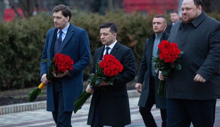 Зеленський з нагоди Дня Соборності поклав квіти до пам'ятників Тарасу Шевченку та Михайлу Грушевському. ФОТО