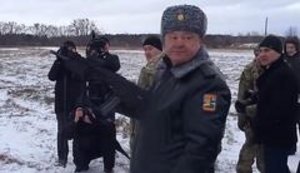"А стреляет он здорово!", - советник Президента Бирюков выложил видео стрельбы Порошенко из автомата. ВИДЕО