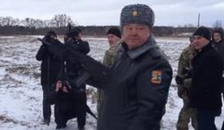 "А стреляет он здорово!", - советник Президента Бирюков выложил видео стрельбы Порошенко из автомата. ВИДЕО
