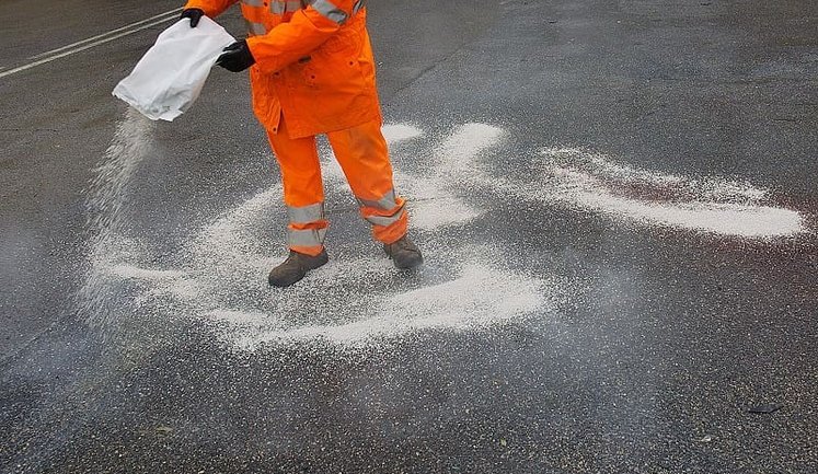 Комунальники Львова закупили технічну сіль в 2-3 рази дорожче від інших міст, ‒ "Наші гроші"