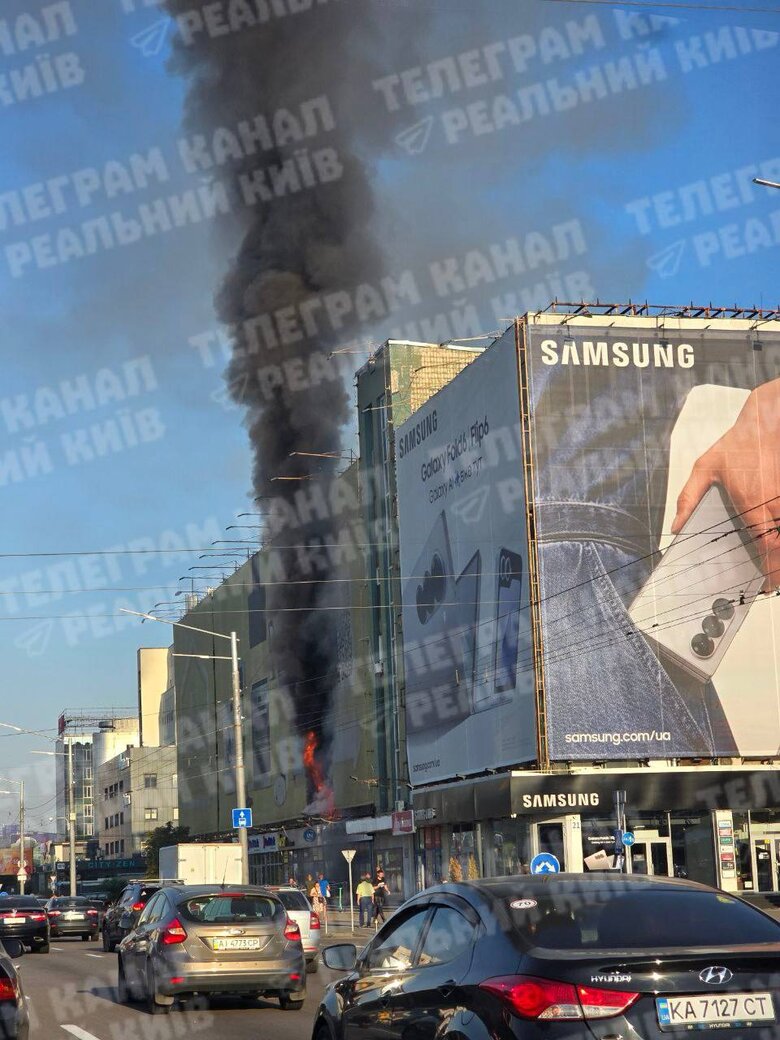 У Києві сталася пожежа біля ТРЦ Городок