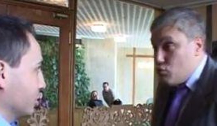 "Чудо в перьях приехало! Чувырло! Долбо#б!" - крымский "регионал" Мельник пообщался с прессой. ВИДЕО