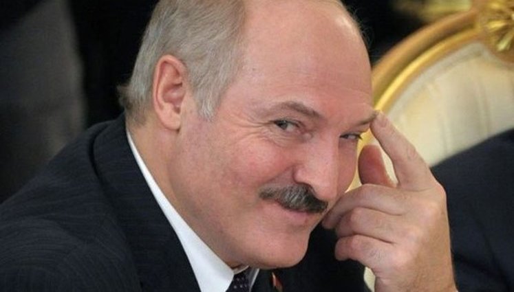 Смотрел с интересом, для меня это новая форма, – Лукашенко о дебатах Порошенко и Зеленского