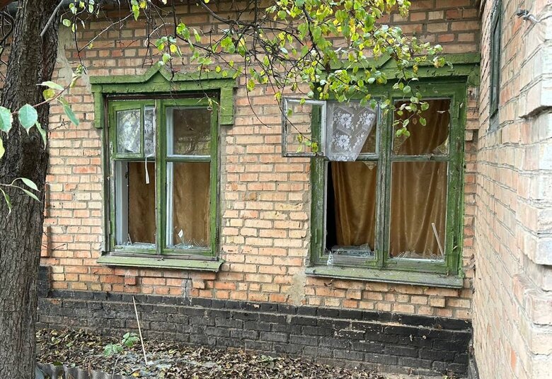 Occupiers shelled Nikopol with heavy artillery, damaging private houses, cars and power lines 02