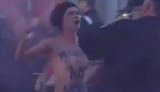Выборы Папы Римского в Ватикане FEMEN отметили традиционно обнаженными, но с розовым дымом. ВИДЕО