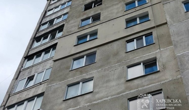 Ворожий дрон влучив у багатоповерхівку в Харкові: постраждала жінка. ФОТО