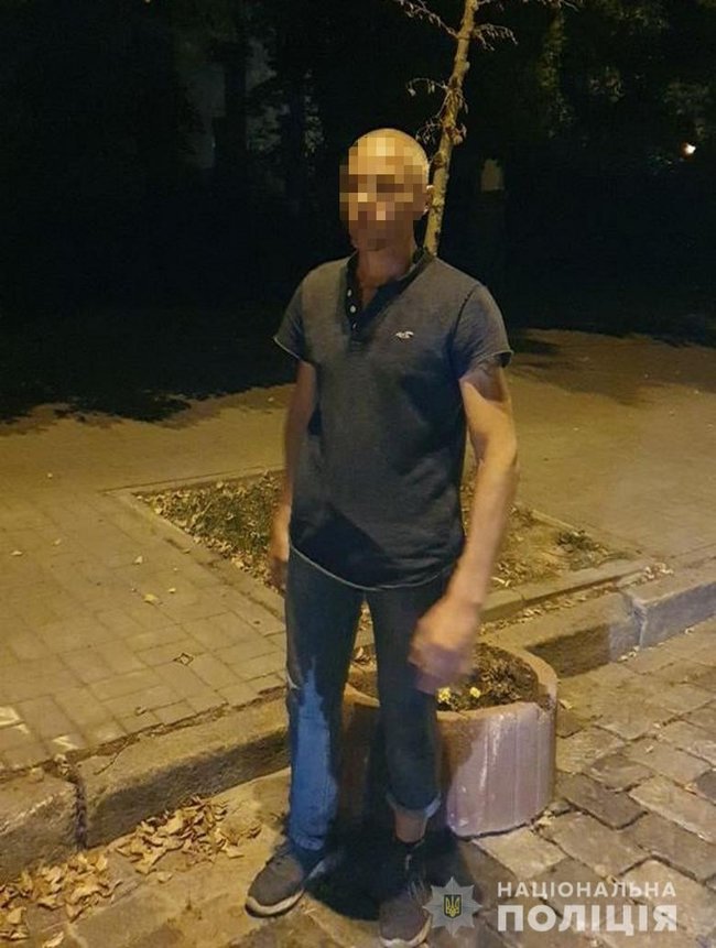Мужчина повредил клумбы на Алее Героев Небесной Сотни в Киеве, - Нацполиция 02 Мужчина повредил клумбы на Алее Героев Небесной Сотни в Киеве, - Нацполиция 02