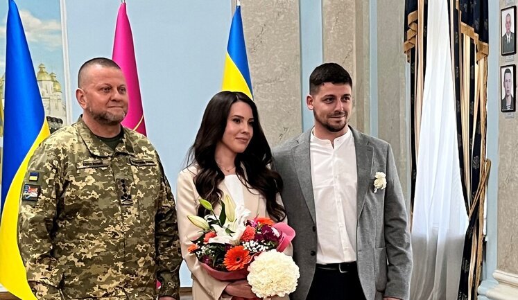 Главнокомандующий Залужный пришел на свадьбу к военному. ФОТОрепортаж