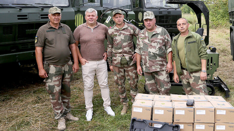 Футбольний клуб Рух передав українським воїнам 6 вантажівок 02