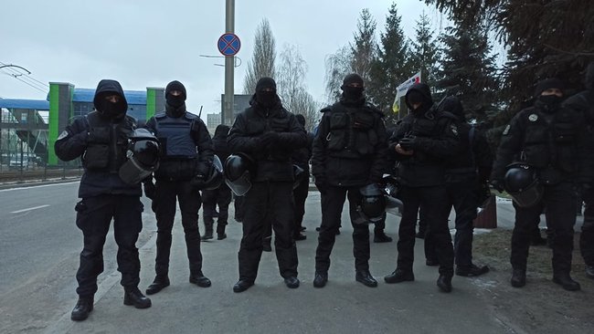 Під офісом телеканалу НАШ знову проводять акцію протесту. Присутні вимагають закрити московський гадючник 07 Під офісом телеканалу НАШ знову проводять акцію протесту. Присутні вимагають закрити московський гадючник 07