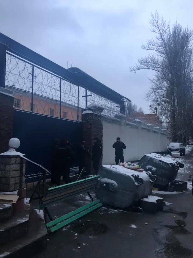 Активісти продовжують чергувати під Лукянівським СІЗО, щоб не допустити вивезення ексберкутівців 04