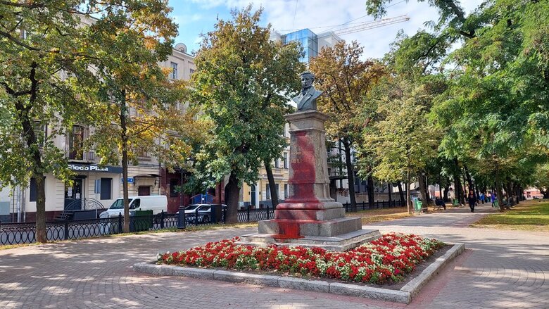 В Харькове памятник Пушкину облили красной краской 01