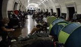 "Метро – не кемпінг": У Києві вимагають заборонити намети та матраци в укриттях під час тривог