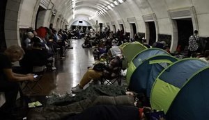 "Метро – не кемпінг": У Києві вимагають заборонити намети та матраци в укриттях під час тривог
