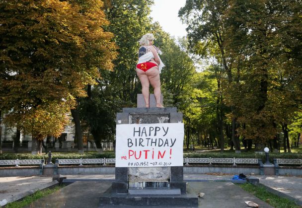 Напівгола активістка в центрі Києва привітала Путіна з днем народження 03