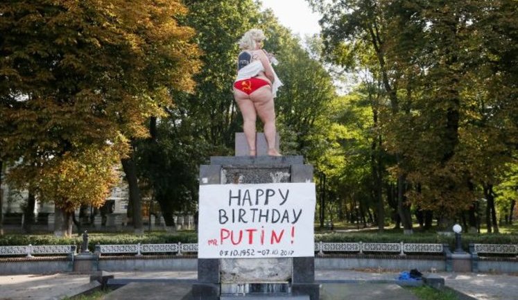 Напівгола активістка в центрі Києва "привітала" Путіна з днем народження. ФОТО