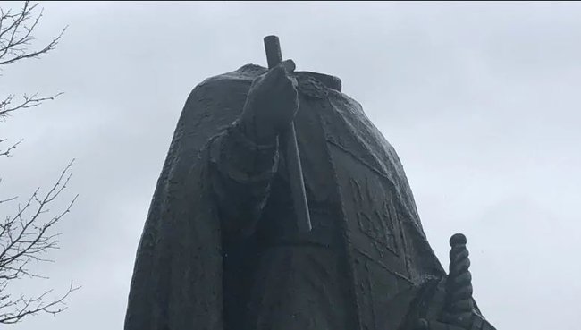 Вандалы обезглавили памятник князю Владимиру, установленный возле украинской церкви в канадском Виннипеге 02