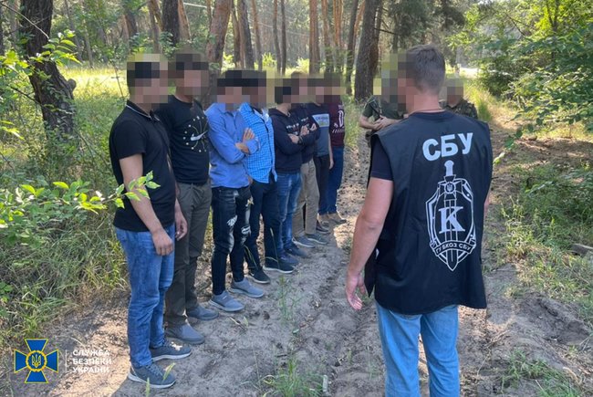 При попытке незаконного пересечения границы задержано четыре группы нелегалов численностью 35 человек, - СБУ 03