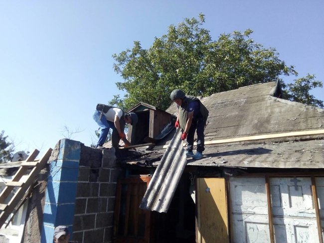 Воїни ООС допомагають жителям Авдіївки відновлювати будинки, зруйновані обстрілами найманців РФ 05