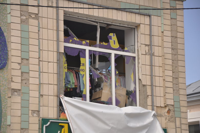 Розбомблені будинки, школа, бібліотека, вирви на дорогах та потрощені автомобілі: наслідки російської окупації в Макарові 01
