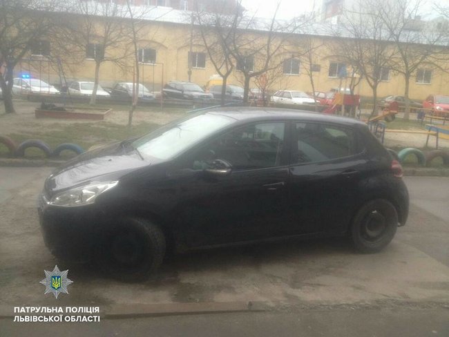 Пьяная женщина-водитель во Львове полкилометра везла патрульного на капоте 01