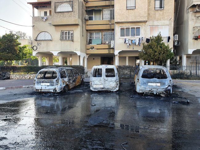 Ракетні обстріли і вуличні заворушення: кадри з Ізраїлю 01