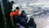 Днепропетровские МЧСники гоняют любителей зимней рыбалки с помощью ледокола. ВИДЕО.