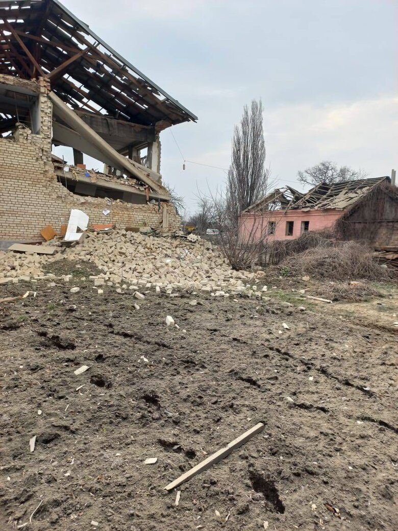 Последствия попадания ракет в гимназию под Запорожьем 03