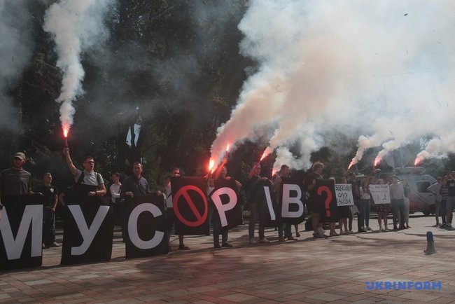 Під парламентом палили фаєри, вимагаючи відставки Авакова 06